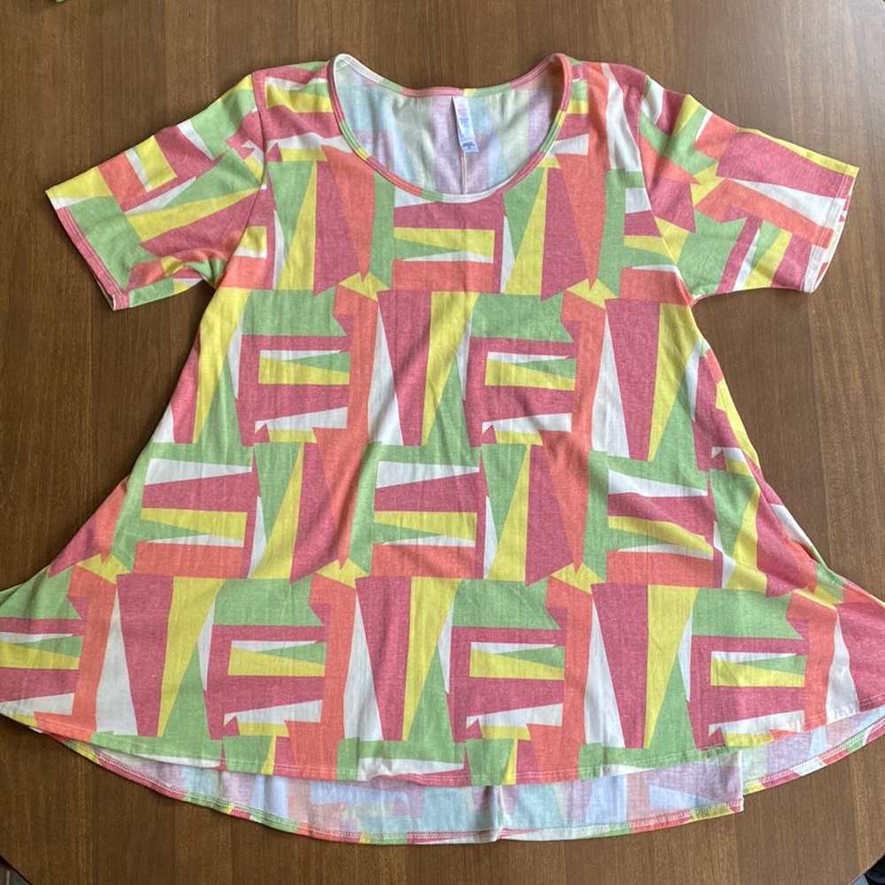 NWOT LuLaRoe Top. Size Medium